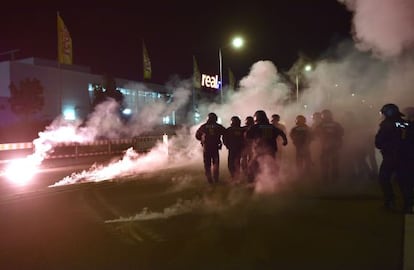 Ultras y policías se enfrentan en Heidenau.