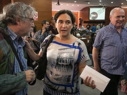 Ada Colau, (c) y Llu&iacute;s Rabell (d) en la asamblea de la FAVB de 2015.