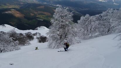 Dos esquiadores bajan por nieve virgen.