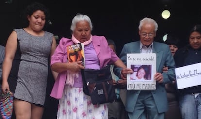 Los padres de Mariana Lima Buendía, a su salida del Supremo.