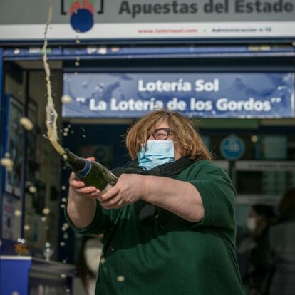 Dvd 1033 22.12.20.Una mujer celebra el segundo premio del sorteo de Loteria de Navidad, en la Puerta del Sol.  foto: Santi Burgos