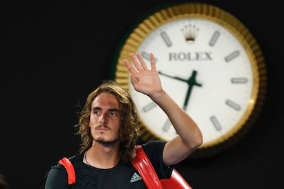 Tsitsipas se despide del público después de perder frente a Nadal.