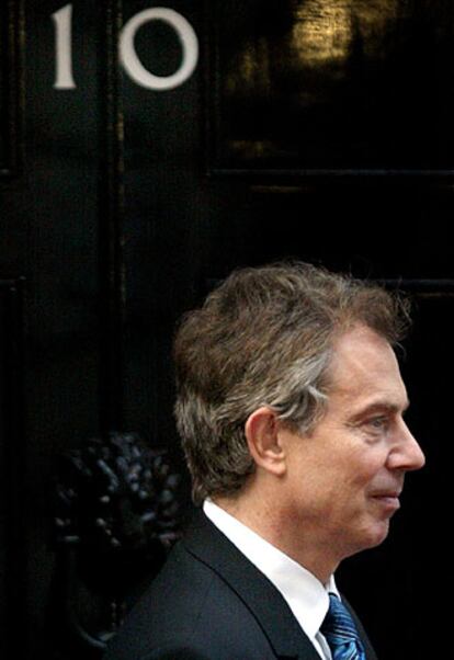 Tony Blair, frente a su residencia en el número 10 de Downing Street.