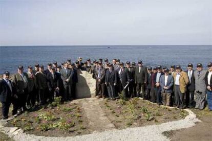 Supervivientes del naufragio de la fragata <i>Ariete</i> reunidos ayer en el homenaje en Carnota (A Coruña).