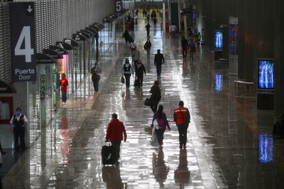Viajeros caminan en el Aeropuerto Internacional de Ciudad de México, prácticamente vacío este junio.