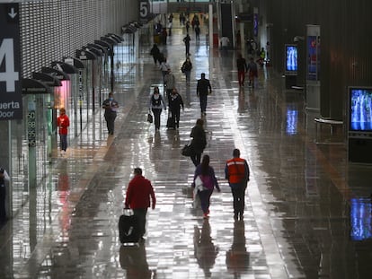 Viajeros caminan en el Aeropuerto Internacional de Ciudad de México, prácticamente vacío este junio.