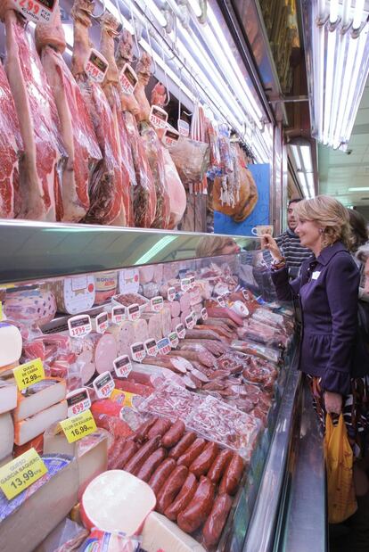 Aguirre, en una carnicería del mercado de Chamartín.