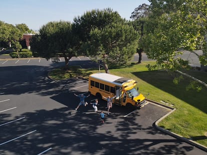 El 31 de diciembre de 2021, poco antes de las uvas, hicieron la compra del autobús escolar gracias a la ayuda de una pareja seguidora de su blog 'Mola Viajar'.