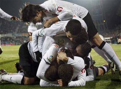 Los jugadores del  Valencia celebran un gol