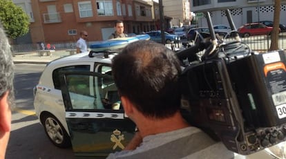El detenido por apología para la comisión de asesinato, a su llegada al juzgado en un vehículo de la Guardia Civil.