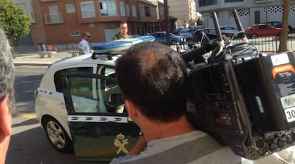 El detenido por apolog&iacute;a para la comisi&oacute;n de asesinato, a su llegada al juzgado en un veh&iacute;culo de la Guardia Civil.