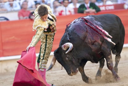 Julián López <i>El Juli</i>, durante la faena de muleta a uno de sus toros.