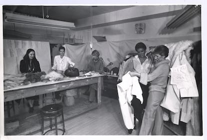 Las hermanas Fendi, en el atelier de la casa romana en los años setenta.
