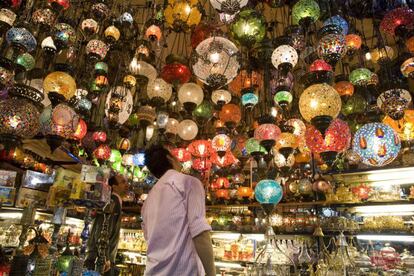 Puesto de lámparas en el Gran Bazar de Estambul.