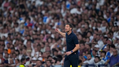 Xabi Alonso dirige a su equipo en el estreno liguero del Santiago Bernabéu.