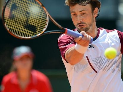 Ferrero golpea la bola durante su partido ante Anderson.