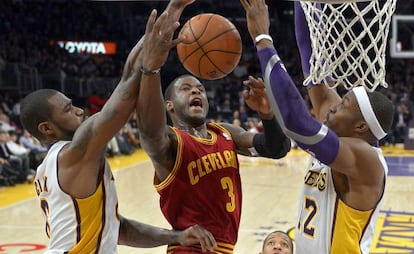 Dion Waiters, de Cleveland, tira a canasta.