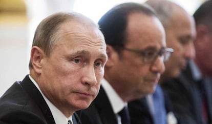 Vladímir Putin amb François Hollande a París (França), el 2 d'octubre del 2015.