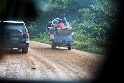 En la carretera que une la costa de Ghana con el distrito de   Aowin se puede ver un continuo trasiego de trabajadores de la mina y con el instrumental necesario para la extracción.