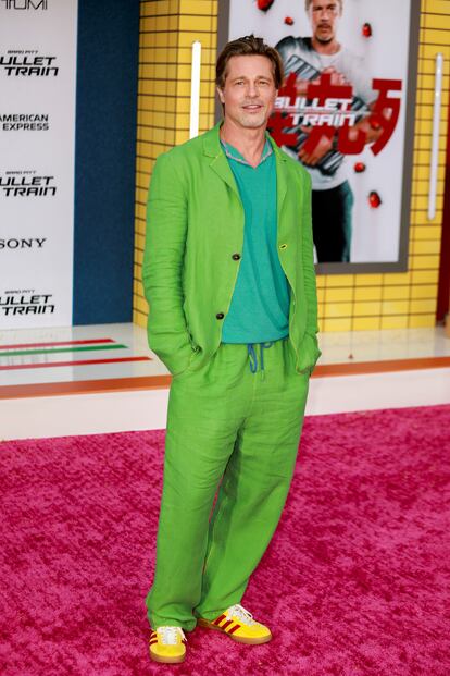 Brad Pitt, con un traje color verde lima, llega al estreno de la película 'Bullet Train' en los Ángeles, California, el pasado 1 de agosto de 2022.  