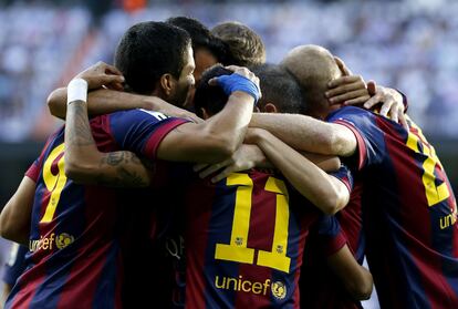 El delantero brasileño del FC Barcelona Neymar jr. (c, de espaldas) celebra con sus compañeros el gol que ha marcado al Real Madrid.