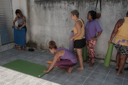 Mujeres finalizan su práctica de yoga al aire libre en Nubes.