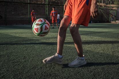 Uno de los jóvenes del pueblo de Zawita  durante un partido amistoso, el pasado 15 de agosto. Spirit of Soccer ha empezado a aplicar sus programas en Ucrania recientemente.