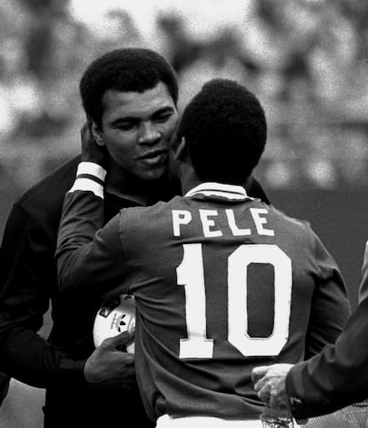 Pelé abraza al boxeador Muhammad Ali durante una ceremonia en honor a la estrella brasileña del fútbol del Cosmos de Nueva York en el Giants Stadium de Nueva Jersey, el 1 de octubre de 1977.