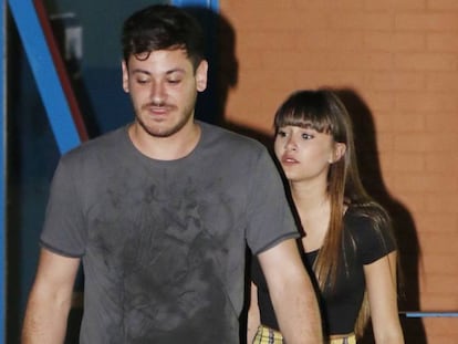 Aitana y Cepeda son dos concursantes de Operación Triunfo que iniciaron, dentro de la Academia, una amistad bajo la mirada, fuera, de Vicente, novio de Aitana.