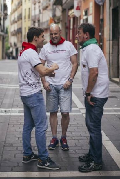 A la izquierda, Imanol Azcona, de la peña Irrintzi y presidente de la Federación de Peñas de Pamplona. Derecha, Patxi Osés, de la peña La Única. Centro, Dani Salinas, de Sanduzelai.