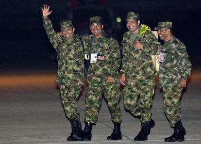Los sargentos Robinson Salcedo Guarin (segundo por la derecha) y Luis Alfredo Moreno (izquierda) a su llegada al aeropuerto militar de Bogotá.