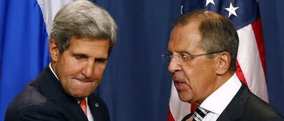 El secretario de Estado de EE UU, John Kerry (izquierda) y su hom&oacute;logo ruso, Sergei Lavrov en conferencia de prensa en Ginebra el s&aacute;bado. 