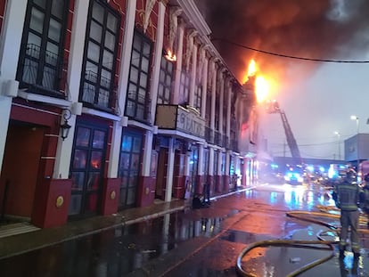 Imagen del incendio de las discotecas Teatre y Fonda Milagros de Murcia donde murieron 13 personas el 1 de octubre.