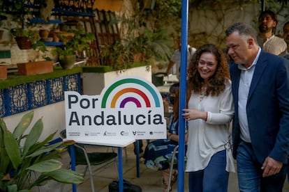 Inmaculada Nieto, de IU, y Juan Antonio Delgado, de Podemos Andalucía, durante la presentación de Por Andalucía en Sevilla. 