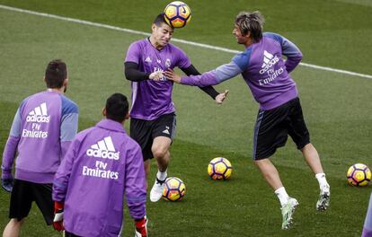 Coentrao, junto a James, en un entrenamiento del Real Madrid. 