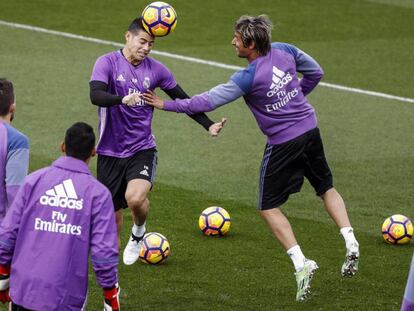 Coentrao, junto a James, en un entrenamiento del Real Madrid. 
