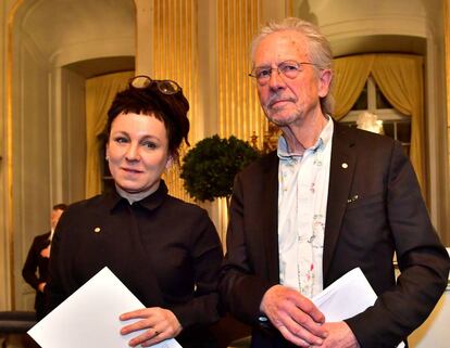 Los escritores Olga Tokarczuk y Peter Handke, en Estocolmo, el pasado día 7.
