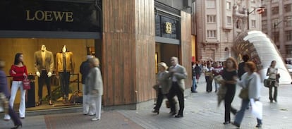 Clientes en una calle comercial en Bilbao. 