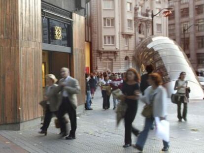 Clientes en una calle comercial en Bilbao. 
