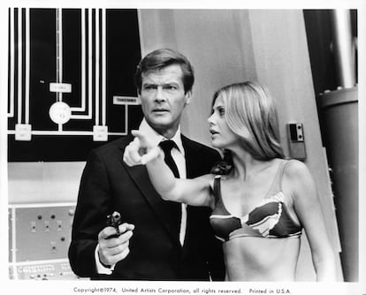 'El hombre de la pistola de oro' (1974) fue la entrega número nueve de la saga de James Bond y la segunda que protagonizó Roger Moore como el agente del MI6. En esta cinta es la actriz Britt Ekland quien encarna el papel de chica Bond como Mary Goodnight.