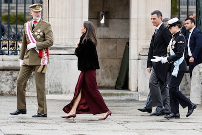 Los Reyes, junto a la Princesa de Asturias y el presidente del Gobierno, antes del acto castrense.