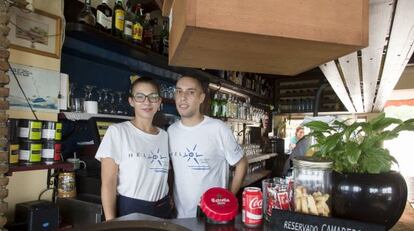 J&eacute;sssica Serrano y Nico Penev, ambos de 25 a&ntilde;os, en el chiringuito Helios de Denia al acabar esta temporada de verano.