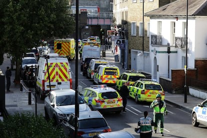 Hasta el lugar de los hechos se han desplazado unidades del servicio de Ambulancias de la capital británica.