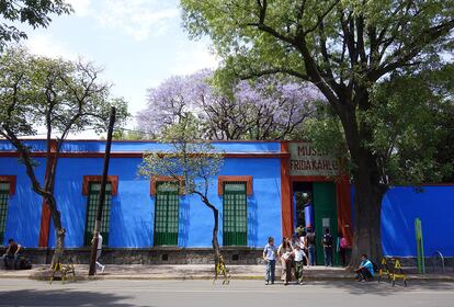 ¿Están incorporados los museos en el paisaje que les rodea? O quizá sean ellos los que generan un ecosistema en su entorno. No hay una respuesta común, porque ninguna de estas instituciones es igual a otra. Pero sí tienen una fecha que les une y que festejan: el 18 de mayo, Día Internacional de los Museos. Fue en 1977 cuando el Consejo Internacional de Museos (ICOM) instauró esta cita para "sensibilizar al público sobre el papel de los museos en el desarrollo de la sociedad". Museos y paisajes culturales es el tema al que está dedicado este año. Frida Kahlo es uno de los personajes más atrayentes de México y la casa donde nació y murió es uno de los lugares de visita obligatoria cuando se visita la capital de su país. El Museo Frida Kahlo, también conocido como Casa Azul, es un lugar impregnado por la arrebatadora personalidad de la artista. Allí convivio con su marido Diego Rivera y se conservan muchos de sus objetos personales. Actualmente tiene en marcha un programa de mejoramiento del entorno de Coyoacán, el barrio donde está situado. Los vecinos participan en la recuperación de las fachadas para mantener este distrito como uno de los más bellos y tradicionales de la ciudad.