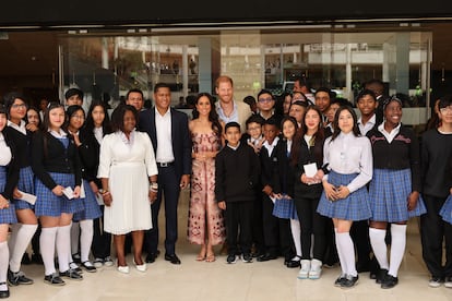 La segunda parada de los duques de Sussex fue una visita al Colegio Cultura Popular, donde debatieron con los estudiantes sobre sus aspectos favoritos y menos favoritos de las redes sociales, la tecnología y la navegación por internet.