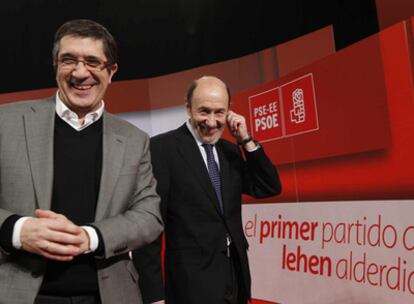 López (a la izquierda) y Rubalcaba sonríen antes del comienzo en Bilbao del acto que abre la conmemoración del 125º aniversario del PSE.