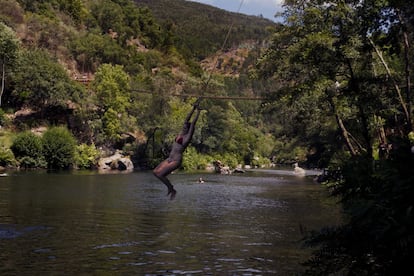 El recorrido cuenta con alicientes acuáticos muy divertidos, como las cataratas de Aguieiras y pequeñas piscinas naturales.