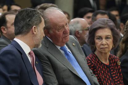 El rey Felipe con sus padres don Juan Carlos y doña Sofía.