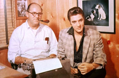 Elvis durante una reunión con Coronel Tom Parker, su implacable mánager, en 1956.