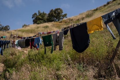 Prendas de ropa de migrantes afuera de un albergue en Tijuana (Baja California), este 11 de mayo.